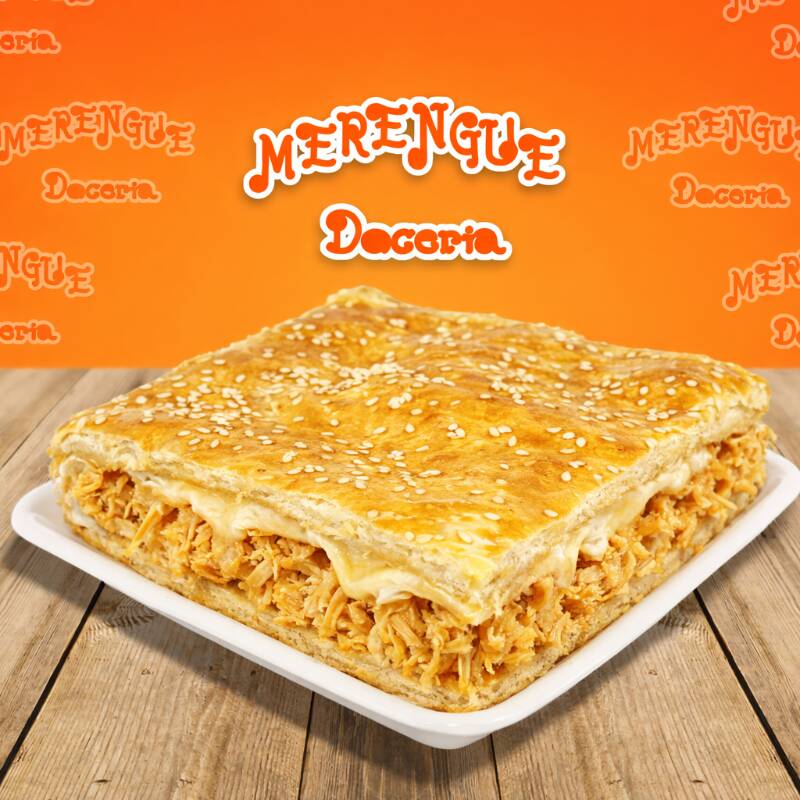 Apresentamos a nossa Torta de Frango com Catupiry - Pedaço, uma novidade irresistível. Com uma massa finamente elaborada, que derrete na boca, recheada com um frango suculento e habilmente refogado, complementado por azeitonas que adicionam um toque salgado equilibrado. Para finalizar, um generoso toque de Catupiry, que traz uma suavidade cremosa ao prato. Uma combinação perfeita para agradar o seu paladar e te deixar com um gostinho de quero mais!