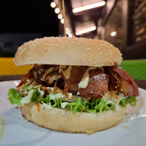 Hamburguesa Tocineta al Carbón .