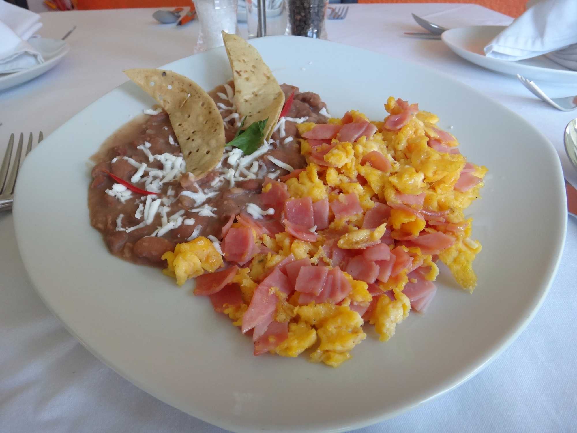 Huevos Revueltos con Jamón (incluye jugo y café)