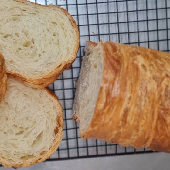 Feito inteiramente com massa do croissant, um pão de forma ffofo e super amanteigado. Para comer puro ou fazer deliciosos sanduíches.
