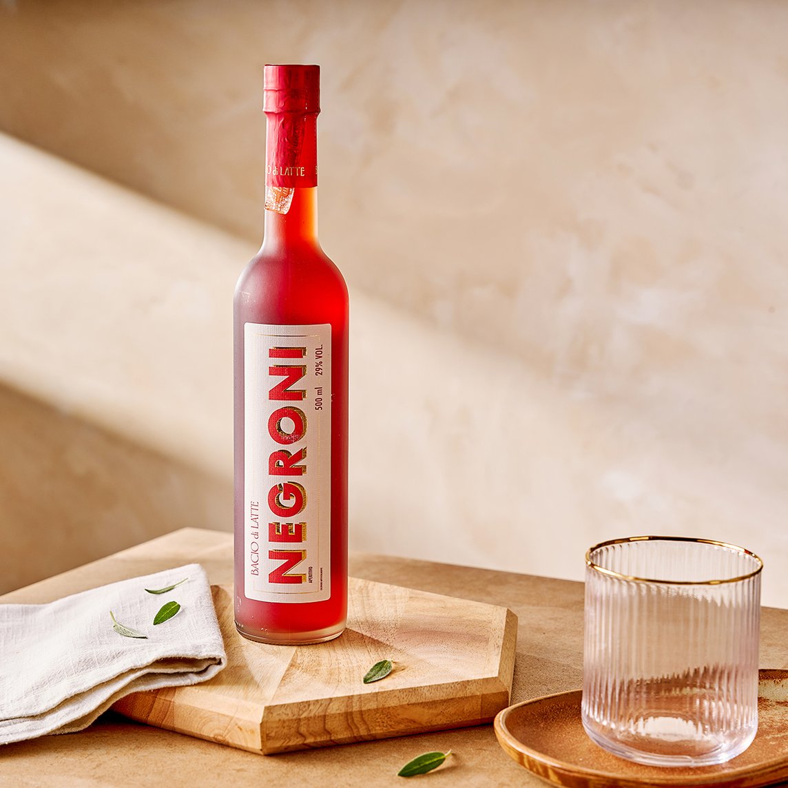 Criado à 100 anos na Itália, é um ícone da coquetelaria mundial. Rico em sabor e aromas é um aperitivo perfeito