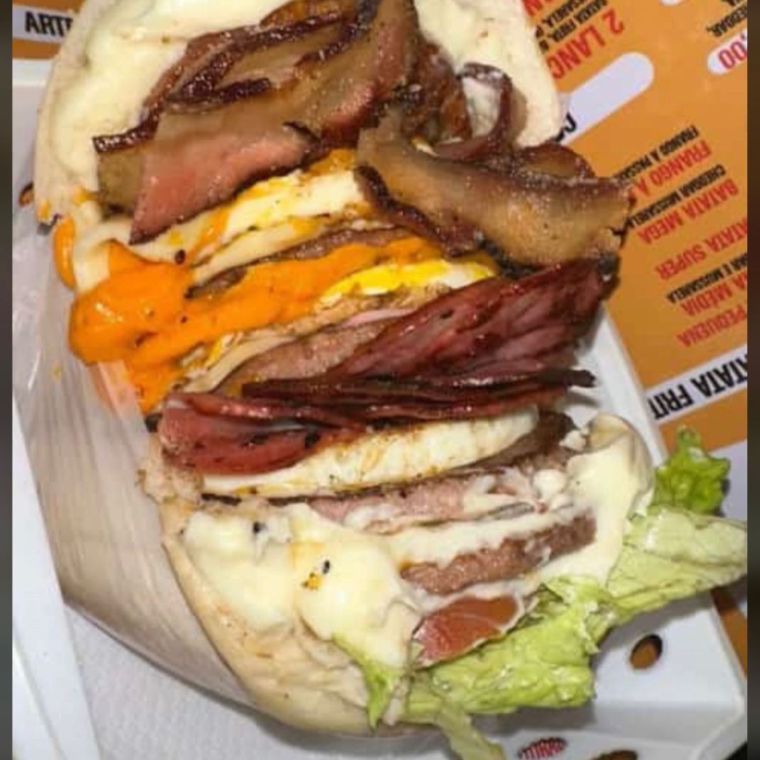 Pão, 6 carne hamburguer , 3 ovos , + bacon, + cheddar cremoso, + queijo, + presunto, alface e batata palha.