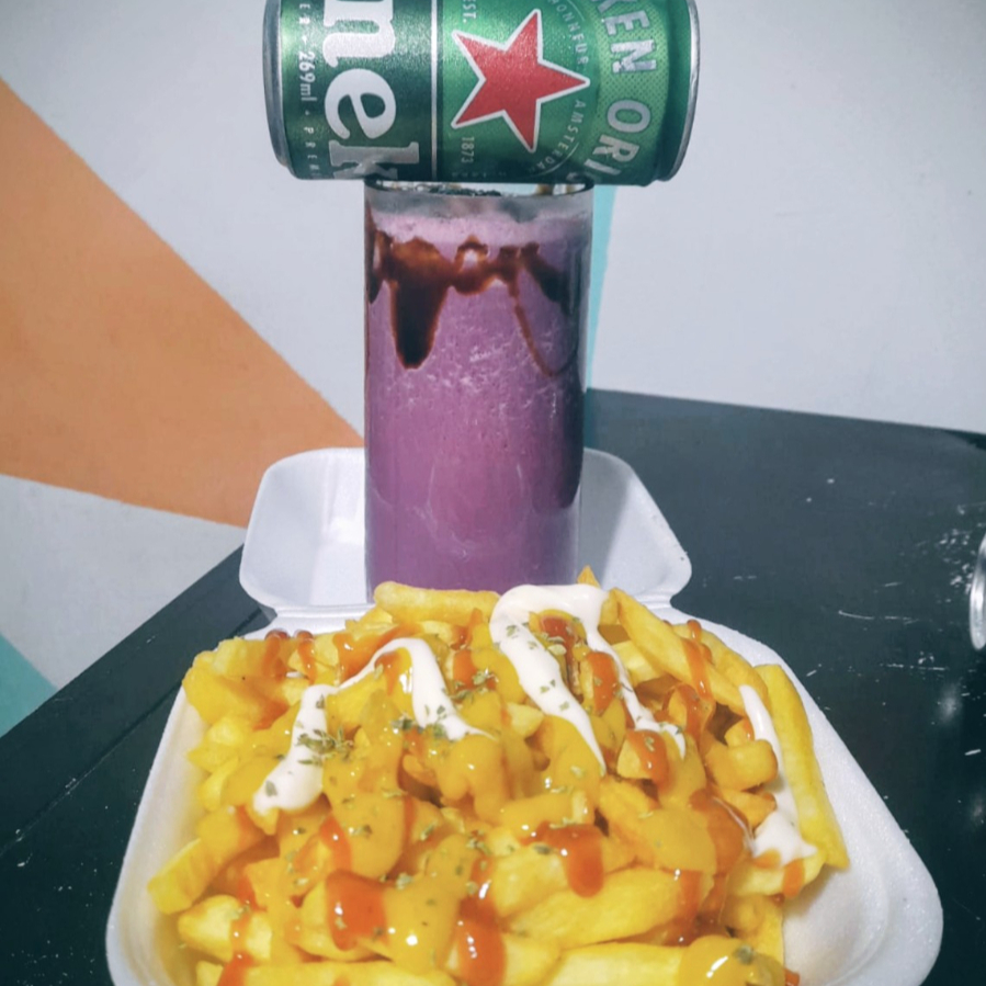 Essa delícia acompanha 3 maravilhas, uma delas é a nossa deliciosa porcão de batatas fritas com direito a katchup, mostarda maionese e orégano, e para ficar ainda melhor uma refrescante batida de açaí e claro não podia faltar aquela Heineken geladassaaa.