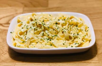 Fettuccine ao molho alfredo com queijo parmesão.