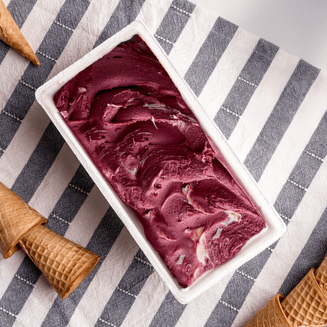 Açaí orgânico combinado com calda cremosa de leite.