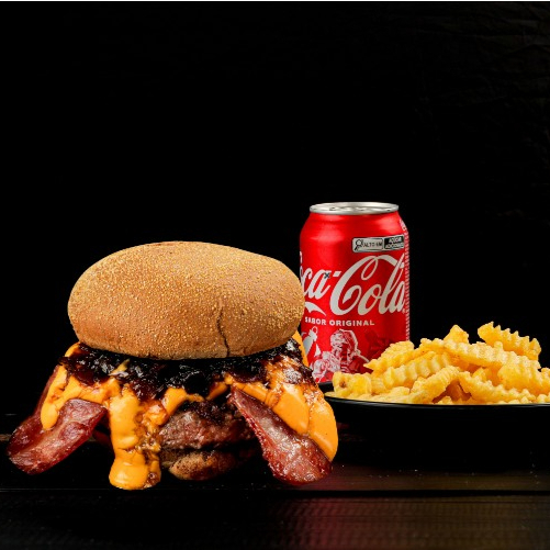Macio Pão australiano, Hamburguer feito de cortes especiais 160g, Fatias de queijo cheddar, Bacon defumado, Cebola caramelizada Caseira e nosso Divino creme Cheddar da Casa + 125g Batata Crincle ( peso in Natura ) e Refri a seu gosto !