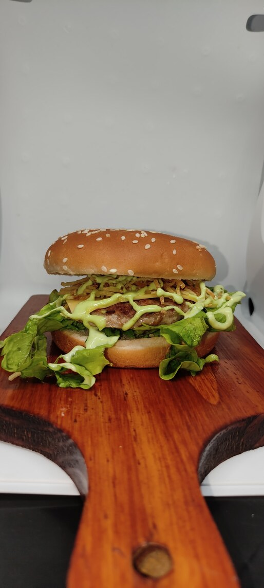 Pão , carne , salada , mussarela , molho verde e ketchup