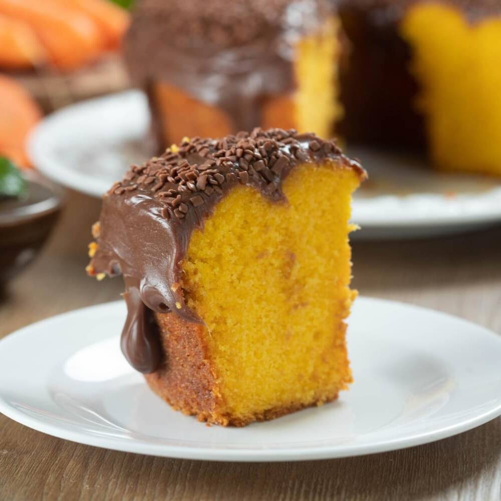 Fatia de Bolo de Cenoura com cobertura de chocolate - nosso delicioso bolo de cenoura em fatia individual com deliciosa cobertura de chocolate.
