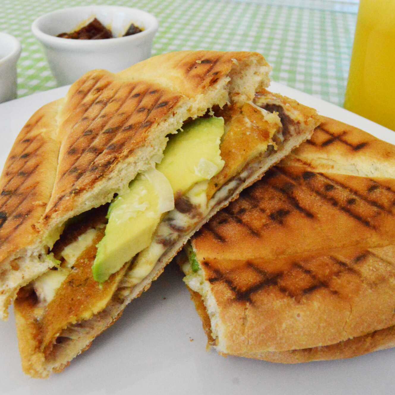 Torta a la Plancha de Milanesa de Pollo