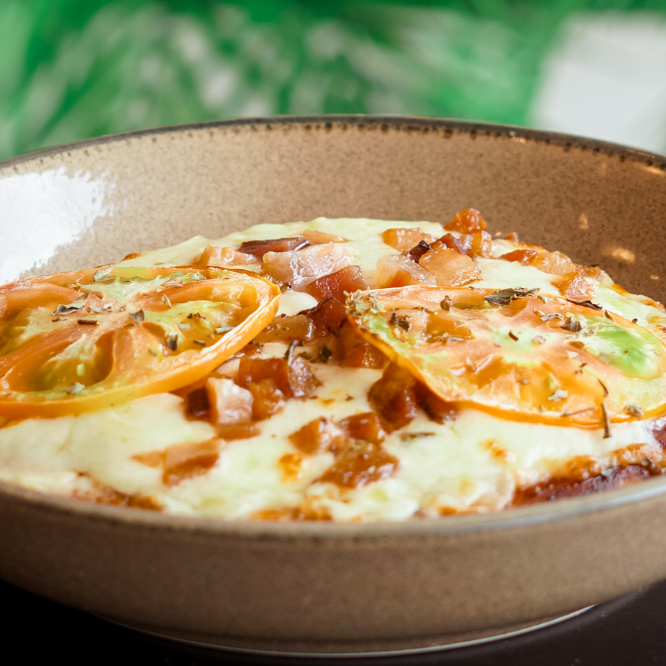 Bacon, mussarela e tomate. 14cm