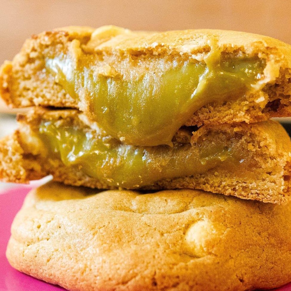 Cookie feito com nossa massa estilo New york com muitaaas gotas de chocolate branco recheado com brigadeiro artesanal de pistache! Recomendação: indicamos que aqueça por 20 segundos no microondas