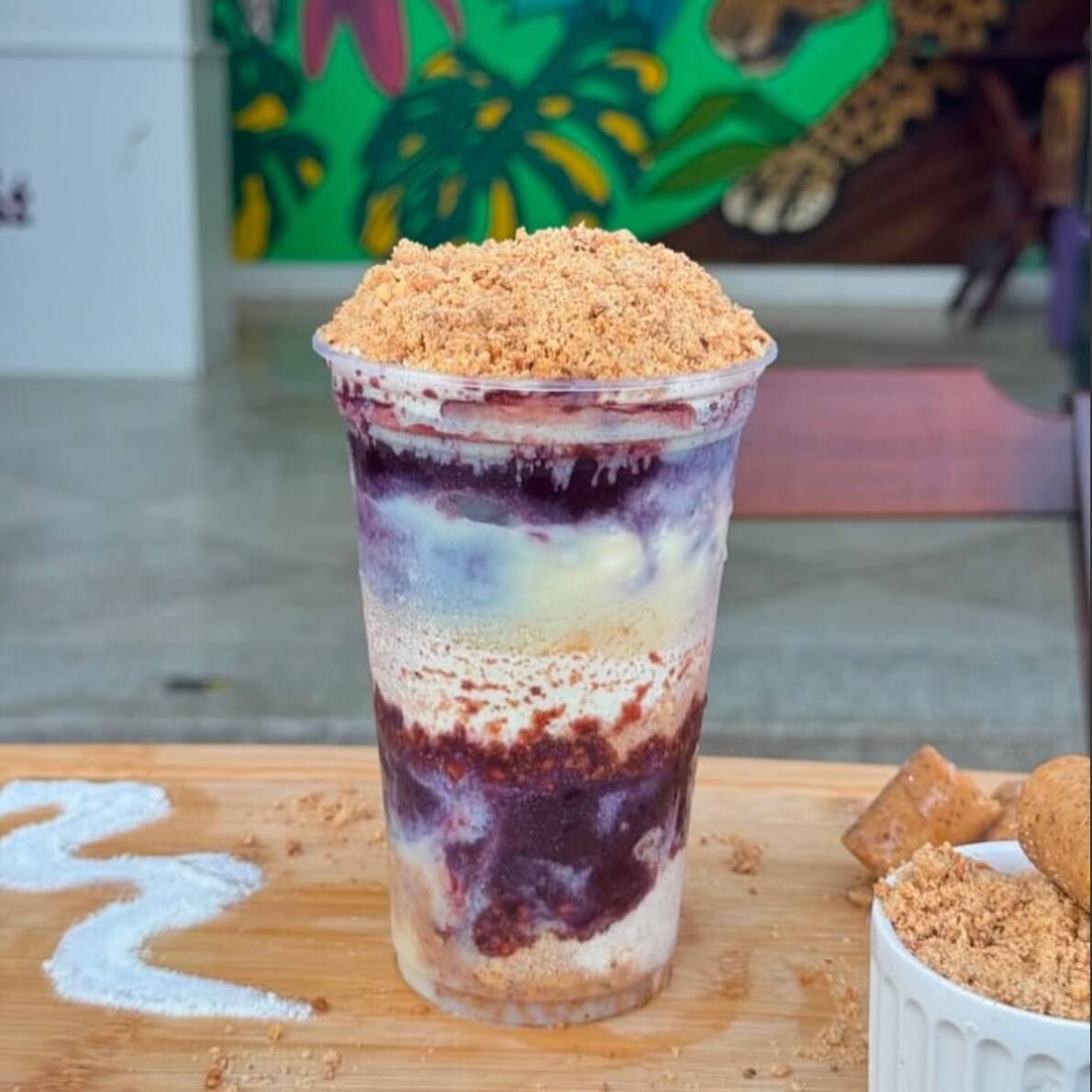 Açaí cremoso de verdade, montado em camadas e com até 4 adicionais do seu jeito. Capricho nos complementos, textura perfeita e aquele sabor que marca. Corre e prova um dos melhores açaís da sua vida.