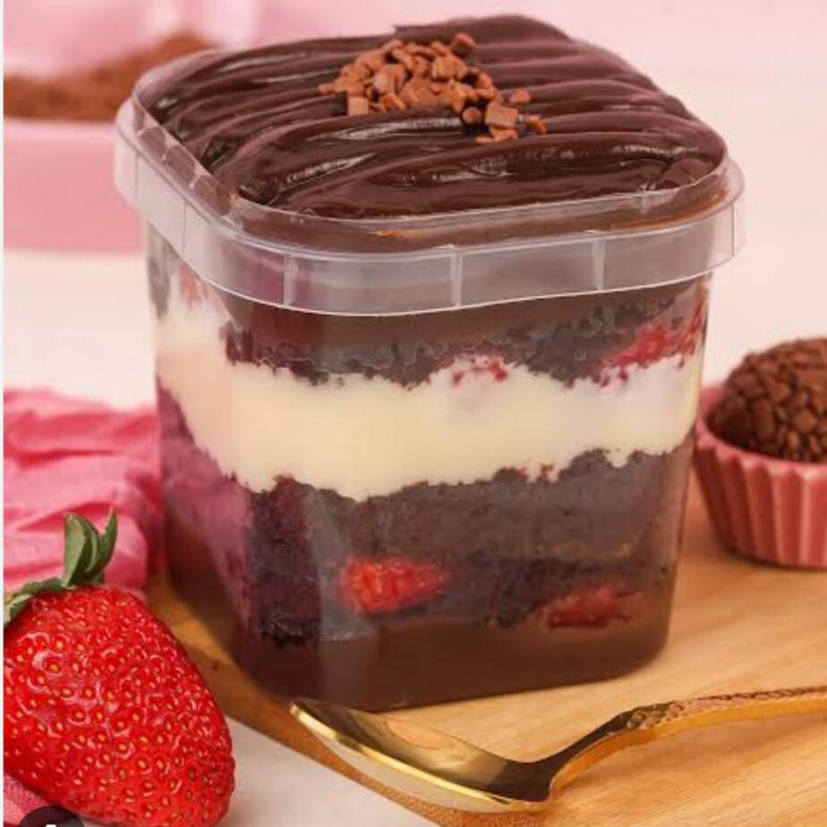 Bolo no pote : Massa de chocolate, recheio de chocolate e ninho com morangos . Nossos bolos no pote são montados na hora.
Pote de 220 ml