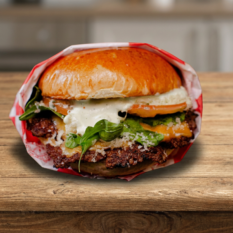 Nosso irresistível smash burger de 80g, com uma crostinha dourada e deliciosa, coberto por um cremoso american cheese, rúcula fresca, fatias de tomate, molho pesto aromático, parmesão ralado e a maionese especial da casa. Uma explosão de sabores!