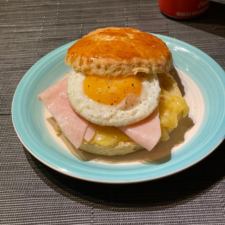 Bísquet Relleno de Jamón, Queso y Huevo Estrellado
