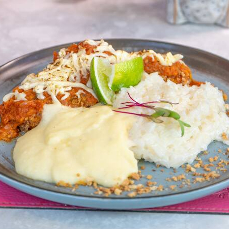 Uma explosão de sabores do mar: Arroz cremoso do mar com purê de batata, servido com filé de peixe empanado e queijo macariçado.