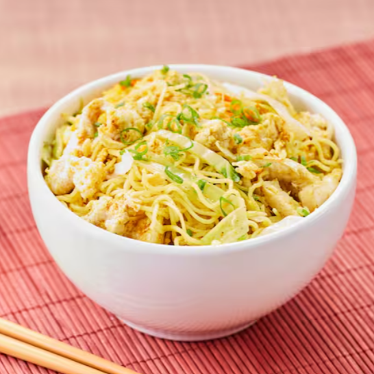 Macarrão de arroz ao curry com tiras de frango e legumes fresquinhos. Uma opção leve e deliciosa para todos os dias.