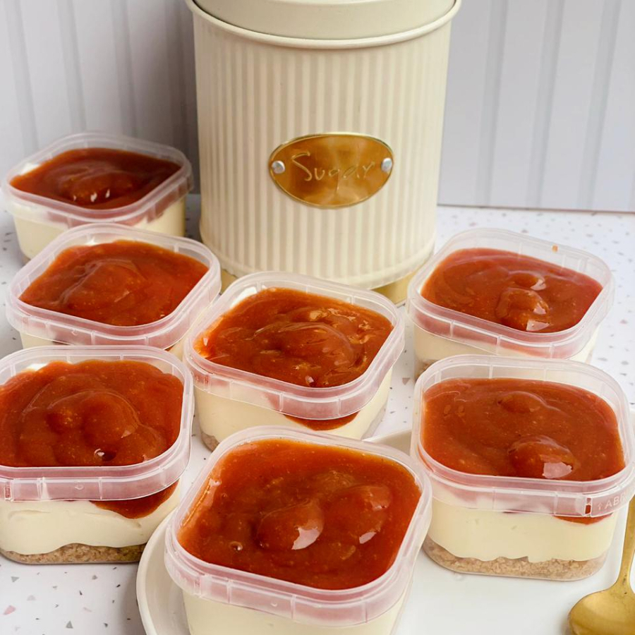 Base de bolacha amanteigada crocante, mousse de cream chesse e geleia artesanal de goiabada