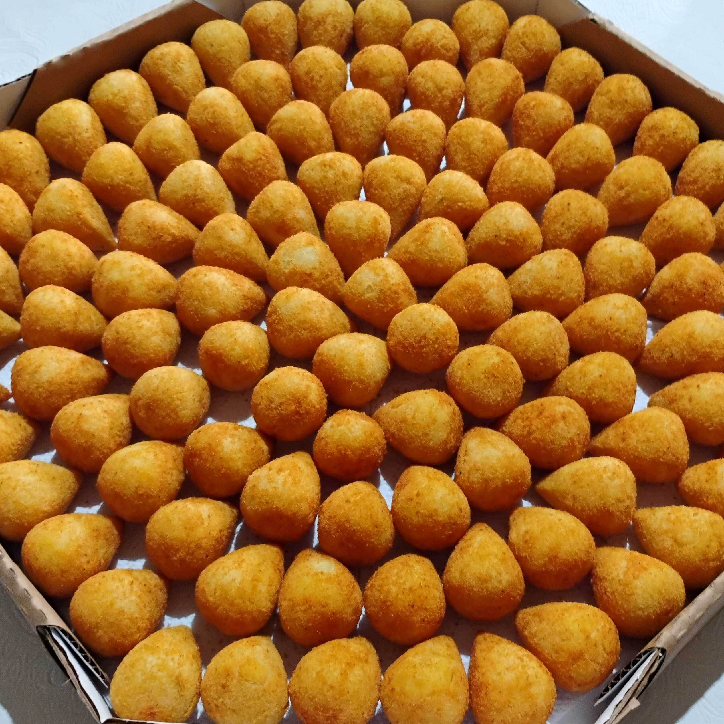 ( á sua escolha) Deliciosos salgados fritos de 20g, cuidadosamente preparados para garantir um sabor autêntico e irresistível. Esta seleção de 50 unidades oferece uma variedade de sabores intensos, capazes de agradar até os paladares mais exigentes. Cada salgado é cuidadosamente frito até atingir a perfeição crocante, proporcionando uma experiência gastronômica inesquecível. Ideal para compartilhar com amigos e família ou para um lanche rápido durante o Dia. Desfrute dos nossos salgados fritos, a verdadeira expressão da cozinha brasileira!