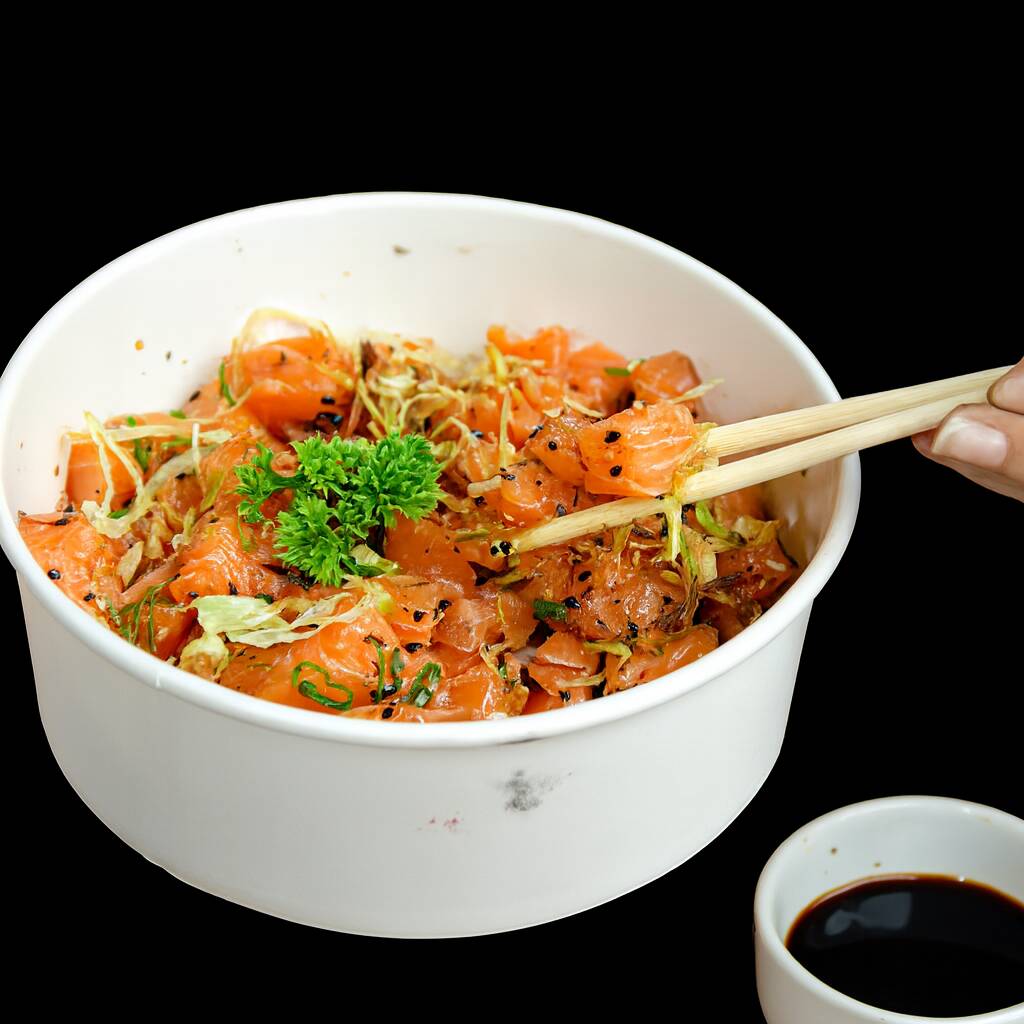 Peixe em cubos ao molho especial japonês, gergelim, cebolinha e alho poró.