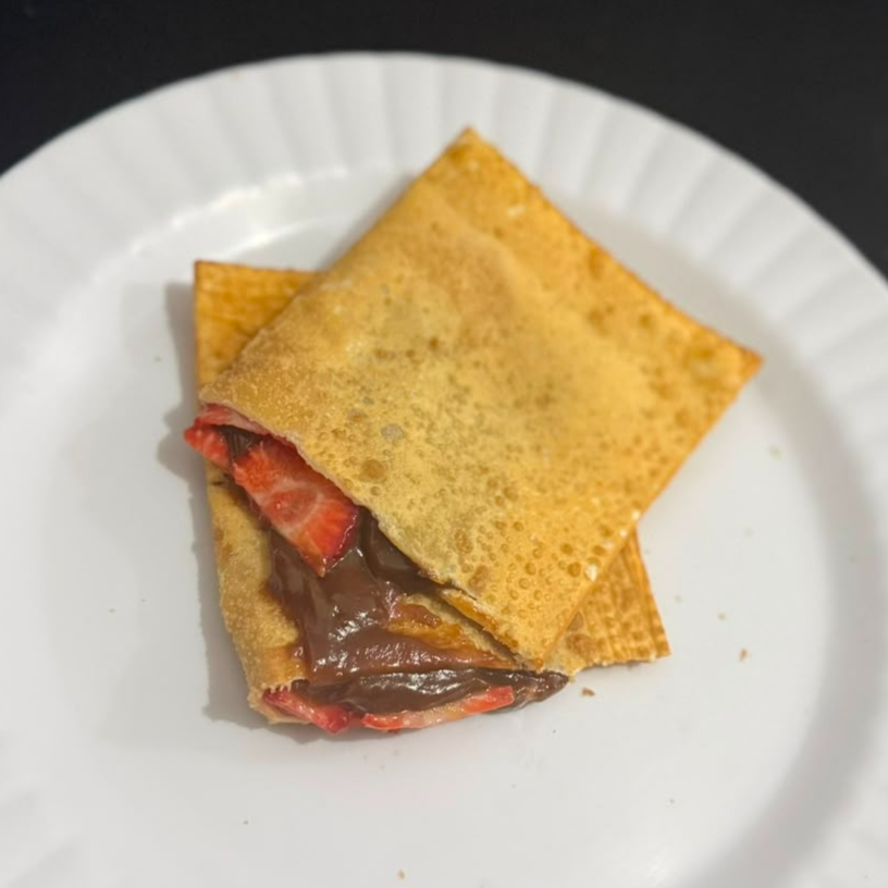 Um pastel de aproximadamente 20 cm, feito com massa crocante e dourada, recheio generoso e ingredientes selecionados para entregar uma experiência saborosa do começo ao fim.
Ingredientes: doce de leite e morango
