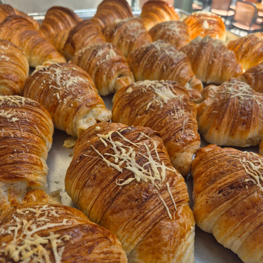 Massa do croissant, recheado e coberto de queijo gruyer