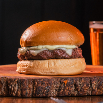 Pão Brioche, Burguer 160g, Queijo Prato e Molho Especial da Casa.