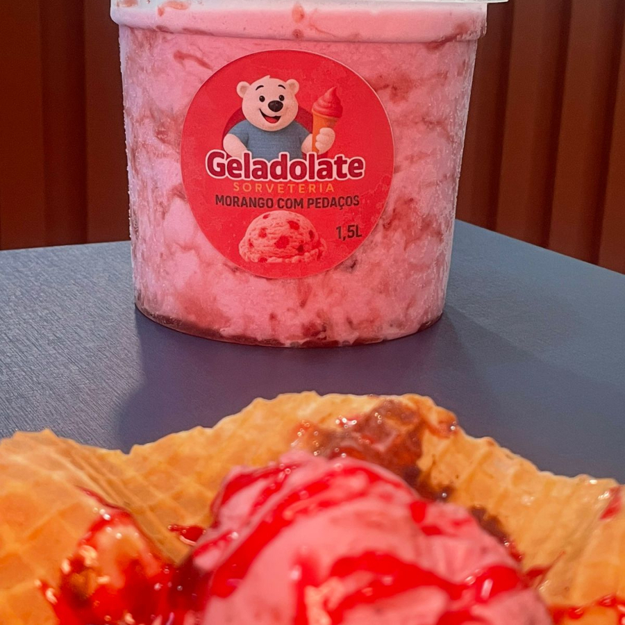 Conheça nossa linha Gold e se apaixone, sorvetes no pote de qualidade premium. Sabor de morango adicionado de geléia de morango caseira. Aqui utilizamos fruta de verdade, pra que você viva a experiência de uma sorveteria em casa. 1.5l de volume, para família toda se deliciar. Acompanha 03 casquinhas crocantes de cortesia <3