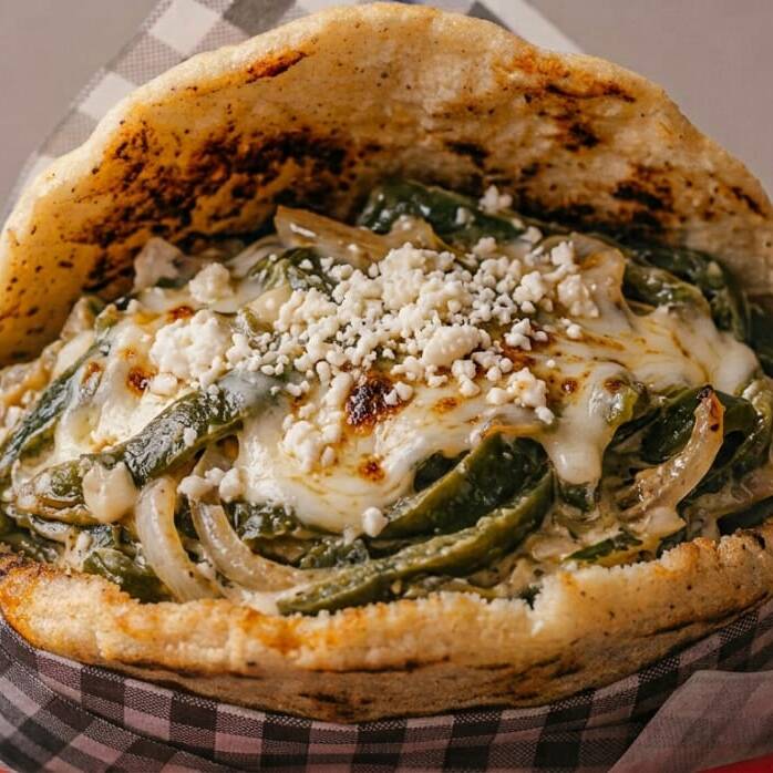 GORDITA DE RAJAS CON QUESO