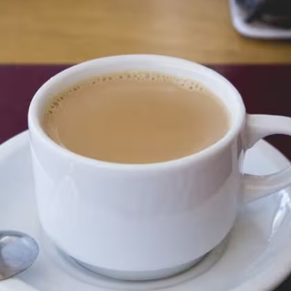 Mistura perfeita de café fresquinho com leite quente, criando uma bebida cremosa, aromática e aconchegante.