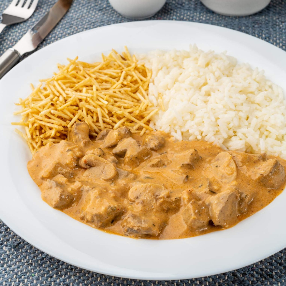 Strogonoff de carne ou frango com arroz e batata palha.