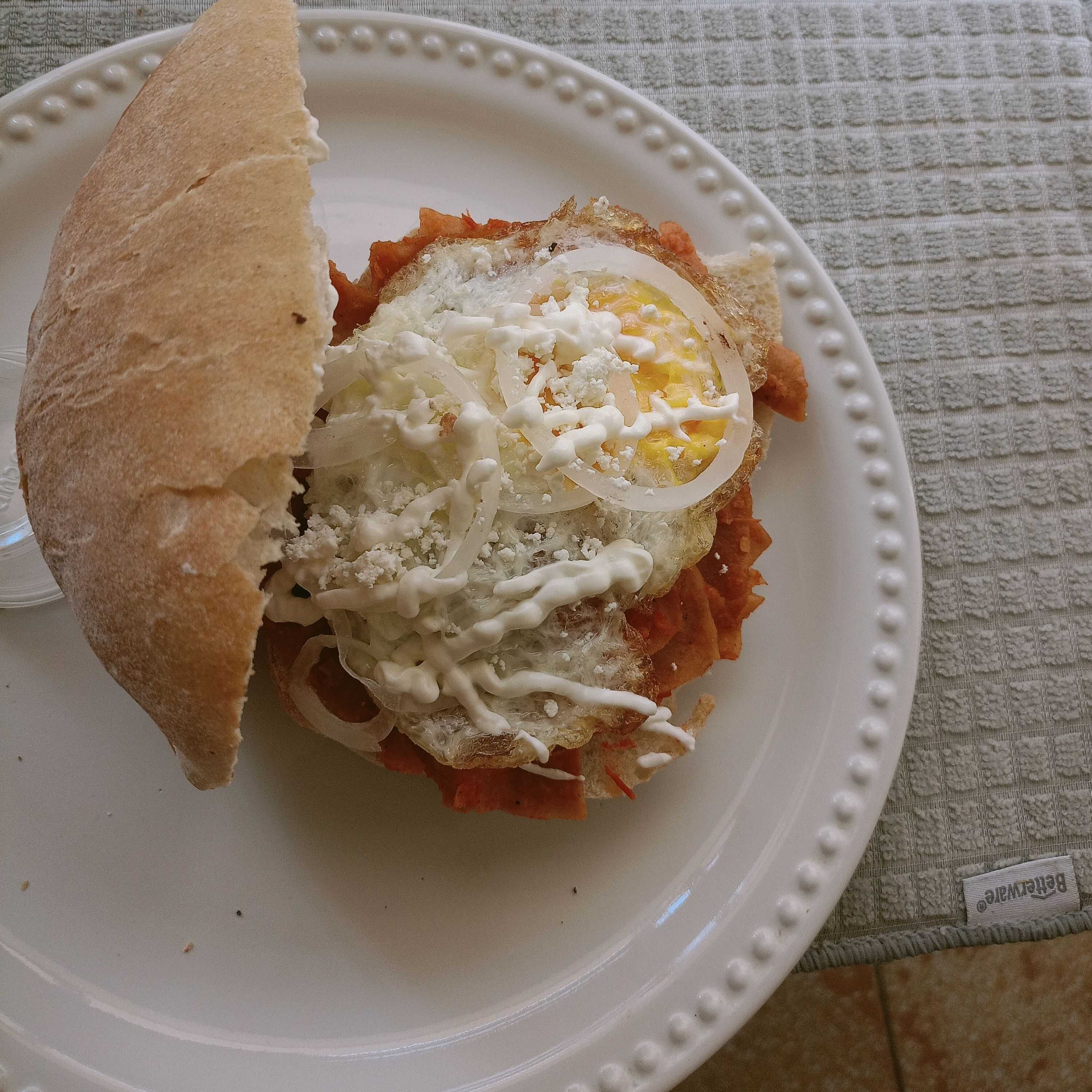 Torta de chilaquiles