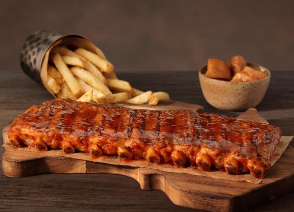 Um combo com a nossa famosa ribs e a kookaburra wings!

Ribs on the barbie: nossa costela suína preparada em chama aberta como manda a tradição australiana, vem com as saborosas cinnamon apples + 1 acompanhamento.

Kookaburra wings: 10 sobreasas de frango empanadas com temperos Outback. Acompanham molho blue cheese e aipo crocante. Escolha a intensidade de picância.