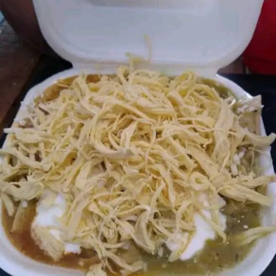 Chilaquiles con Pollo Desmenuzado