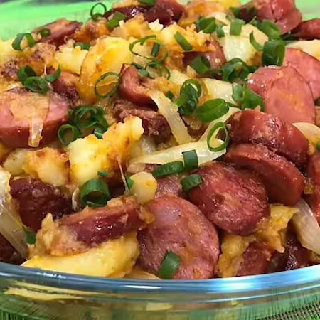 Deliciosa calabresa com cebolas douradas e um generoso molho à campanha + farofinha + arroz + feijão