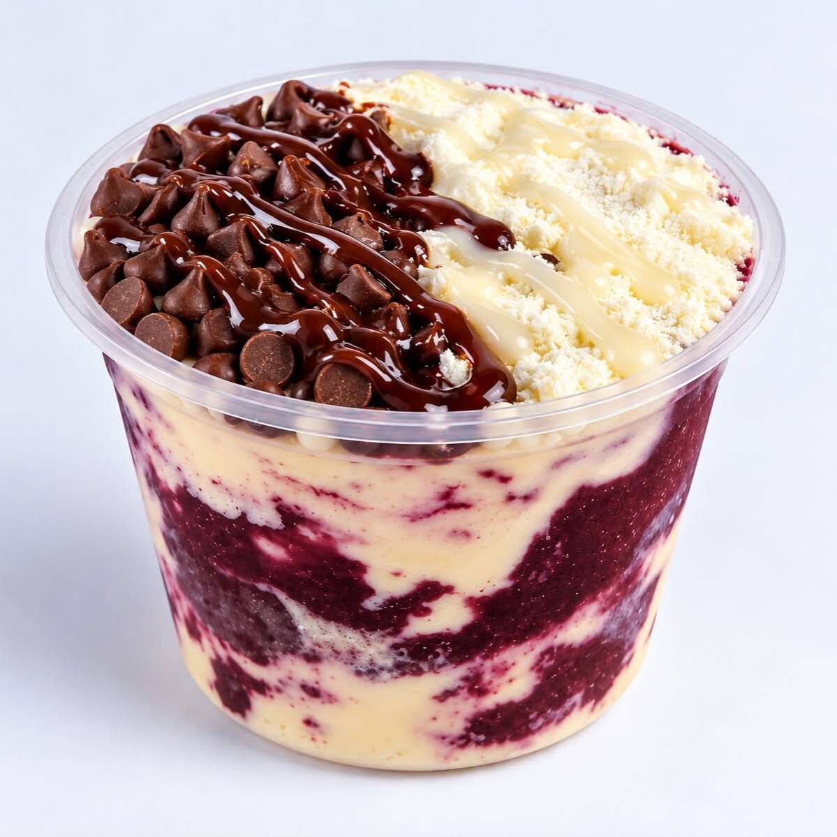 Açaí, gotas de chocolate, leite em pó, leite condensado e calda de chocolate