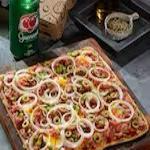 Pizza Média (25cm X 25cm) à sua escolha, acompanhada de um refrigerante lata 350ml grátis.