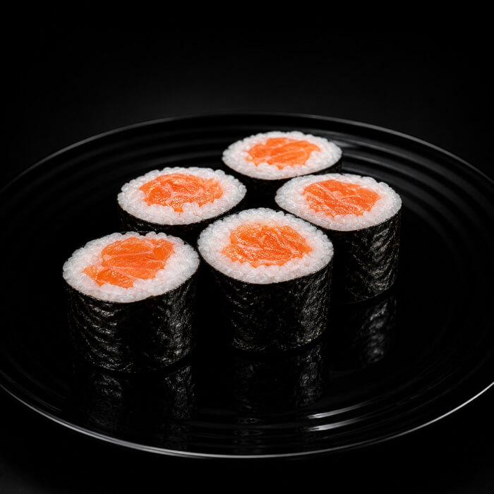 Alga, arroz, salmão cru.
