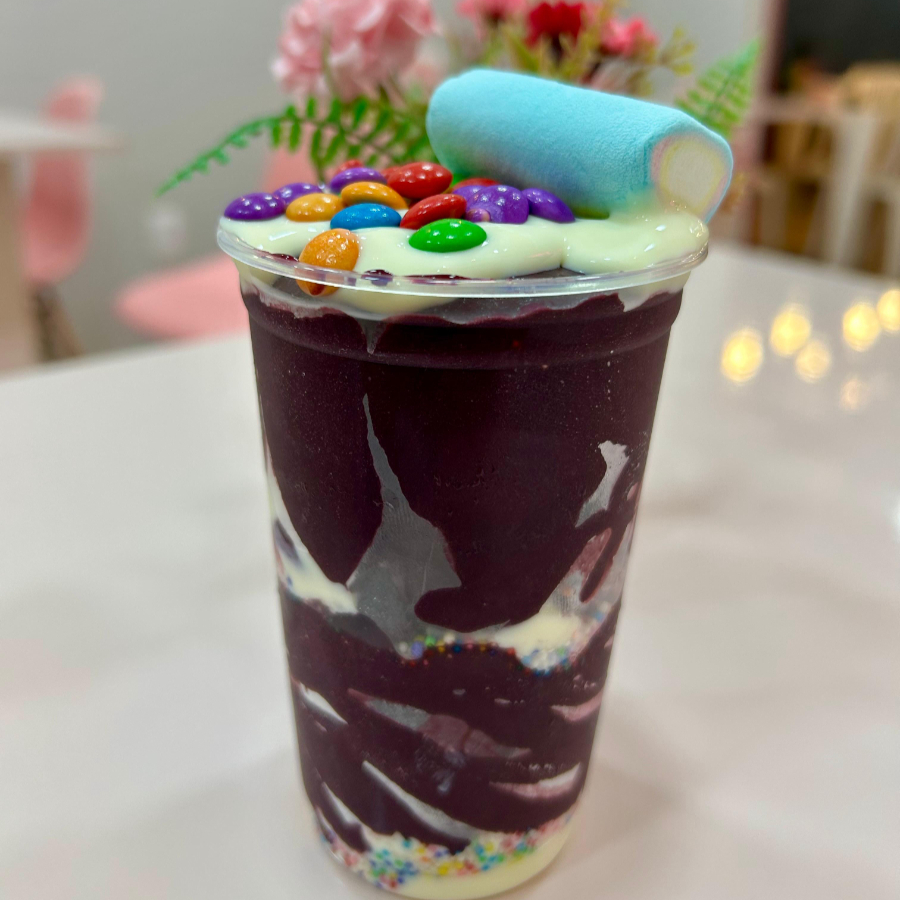 Açaí, creme de Ninho, leite em pó, M&M, machimelo e granulado colorido