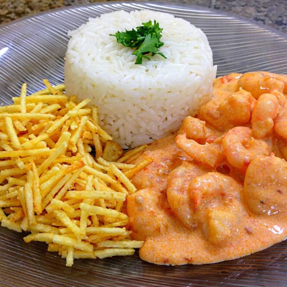 DO MAR À MESA – STROGONOFF DE CAMARÃO 😋✨
Nossa executiva acompanha strogonoff de camarão, arroz soltinho e batata palha crocante, servidos separadamente, garantindo que tudo chegue fresquinho e do jeitinho que você gosta. 🍤🍚🥔
🤩 Uma combinação especial para deixar sua refeição ainda mais gostosa!
