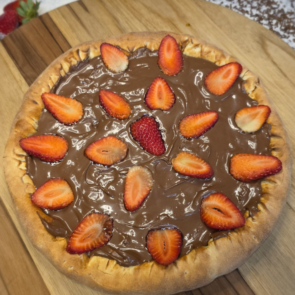 Massa tradicional, chocolate ao leite coberto com fatias de morango - Pizza broto (6 Fatias)