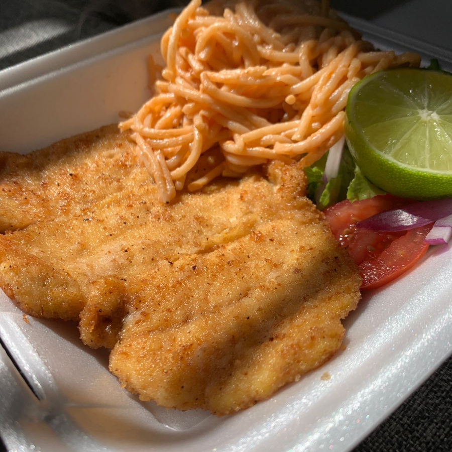 Spaguetti y Milanesa con Ensalada