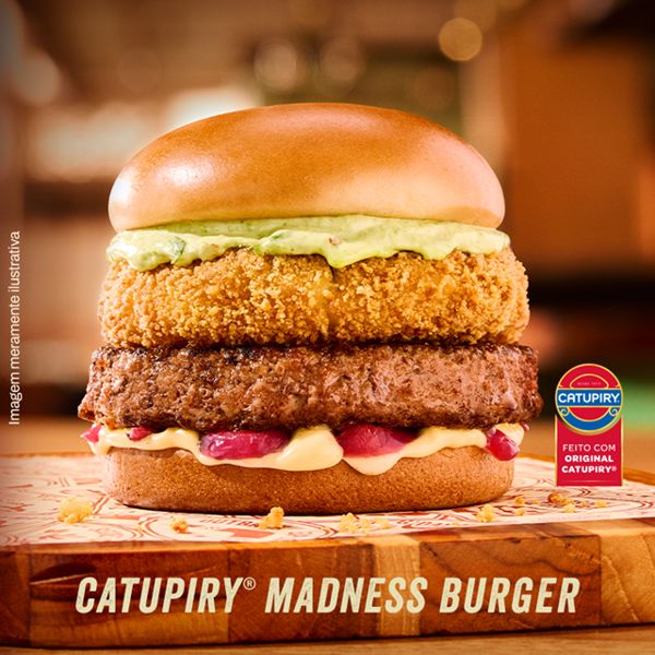 Não dá para viver sem o sabor desse burger suculento de 200g, com disco de Catupiry®️ Original empanado, maionese verde Outback, Smoked Mayo e picles de cebola roxa, tudo servido no pão tipo brioche. É por isso que ele está de volta, mate! Contém Glúten e contém lactose.