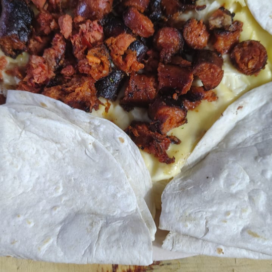 QUESO FUNDIDO DE CHISTORRA ESPAÑOLA +DOS REFRESCOS