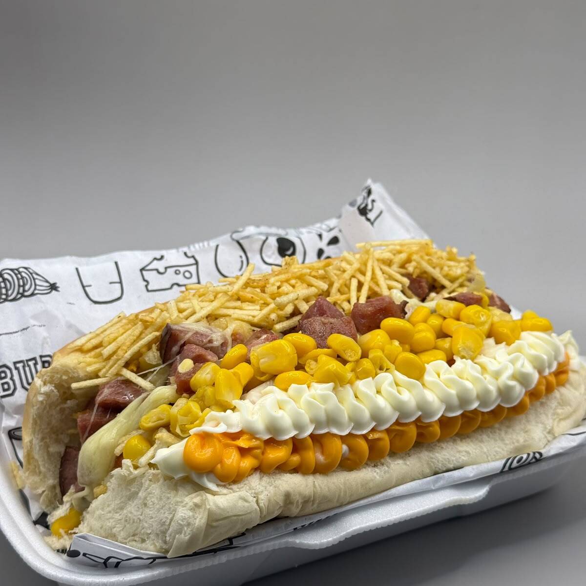 Acompanha Pão De Hot Dog + 2 Salsicha + Milho + Pure + Vinagrete (Repolho E Tomate) + Batata Palha + Mostarda + Ketchup + Maionese + Chedar + Catupiry + Mussarela + Salame Se Não For Completo Colocar Nas Observações