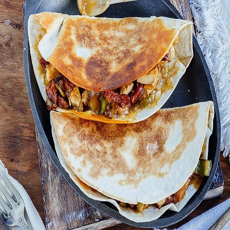 Quesadilla Charles Pollo, Carne o Mixta