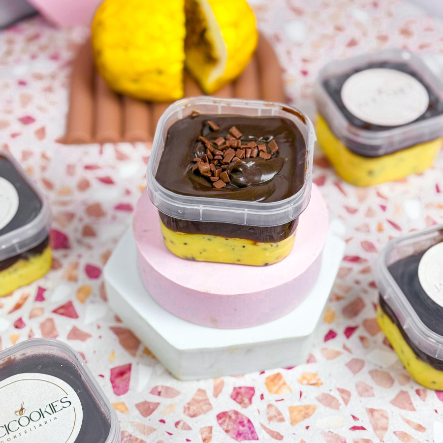 Deliciosa e refrescante, nossa sobremesa no pote 150ml é composta por mousse de maracujá trufado, feito com chocolate nobre, brigadeiro de chocolate belga super cremoso, finalizada com granulado ao leite nobre.