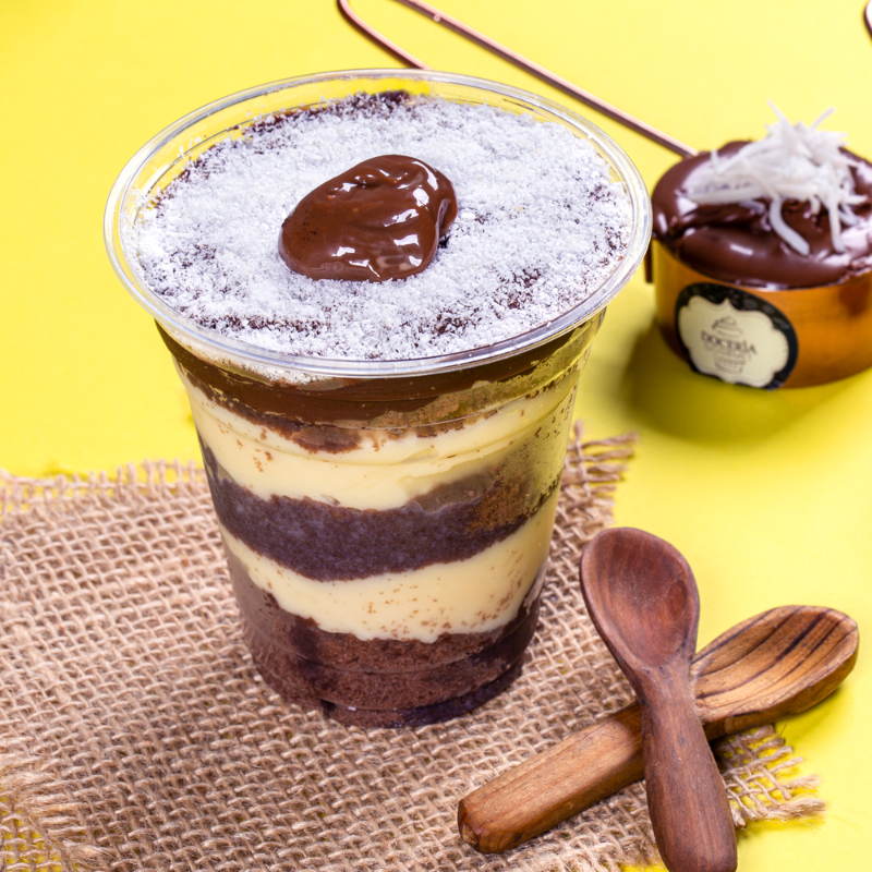 Copão da Felicidade com nosso Brigadeiro Gourmet + Creme de Baunilha com Coco Fresco + Leve Camada de Pão de Ló de Chocolate + Ganache de Chocolate finalizado com Coco Ralado Fresco! Peso: 250 gramas. Serve 1 pessoa.