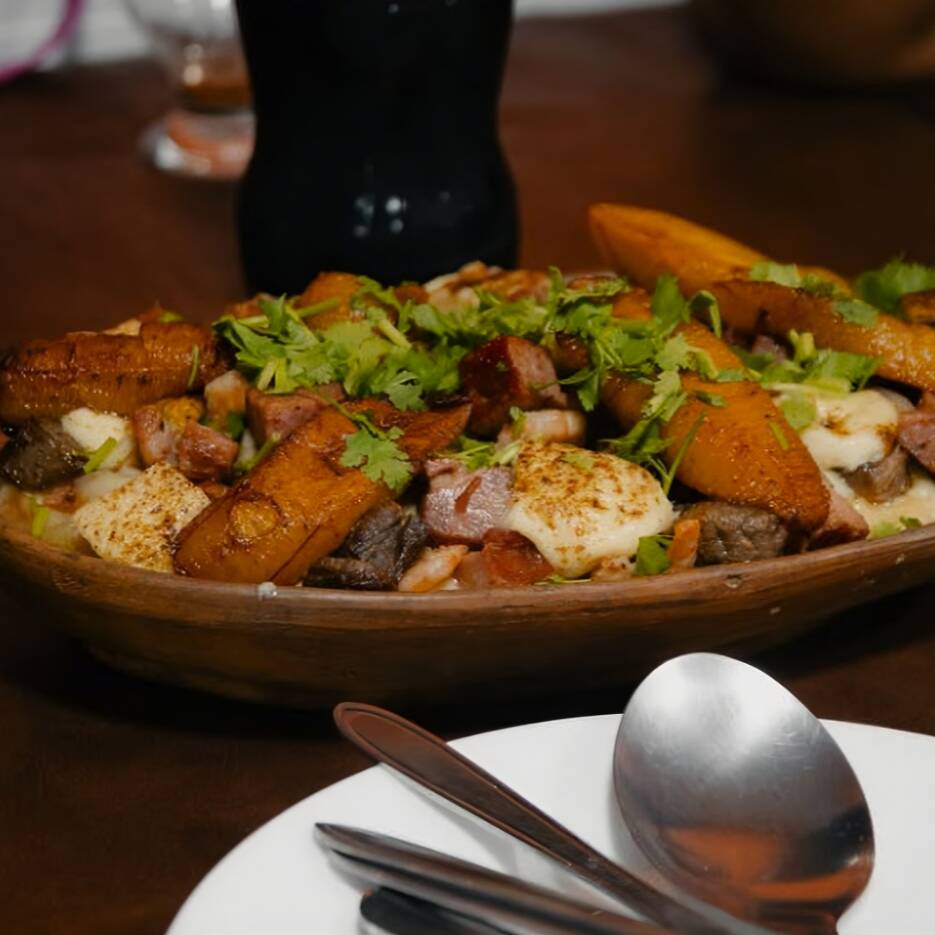 Uma explosão de sabores nordestinos: carne de sol desfiada, camarões suculentos, fumeiro marcante e cubos de queijo coalho derretendo no pirão de aimpim cremoso. Intenso, encorpado e cheio de personalidade — um prato feito para quem gosta de sabor de verdade. 🥘🔥