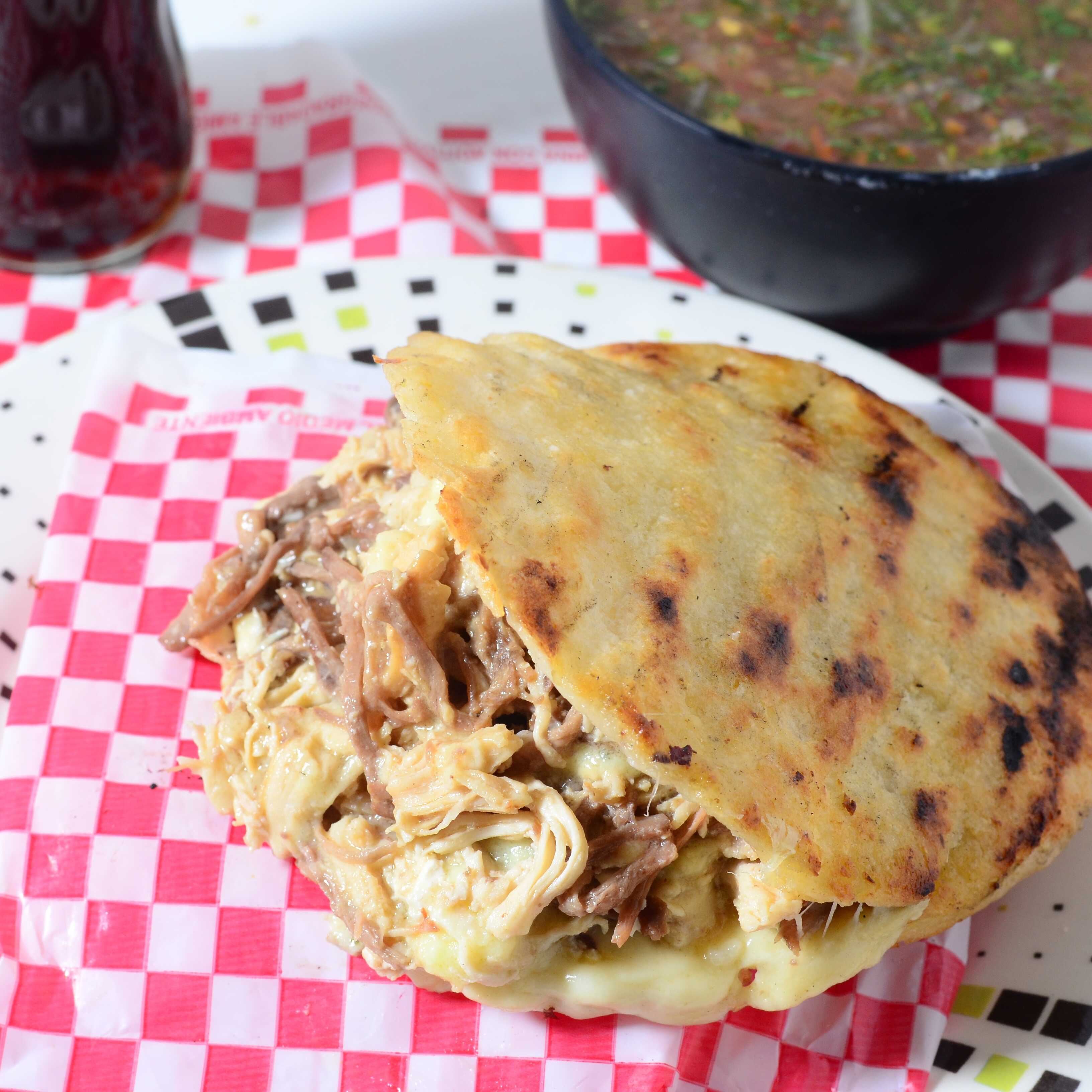 Arepa Mixta, Queso, Carne y Pollo